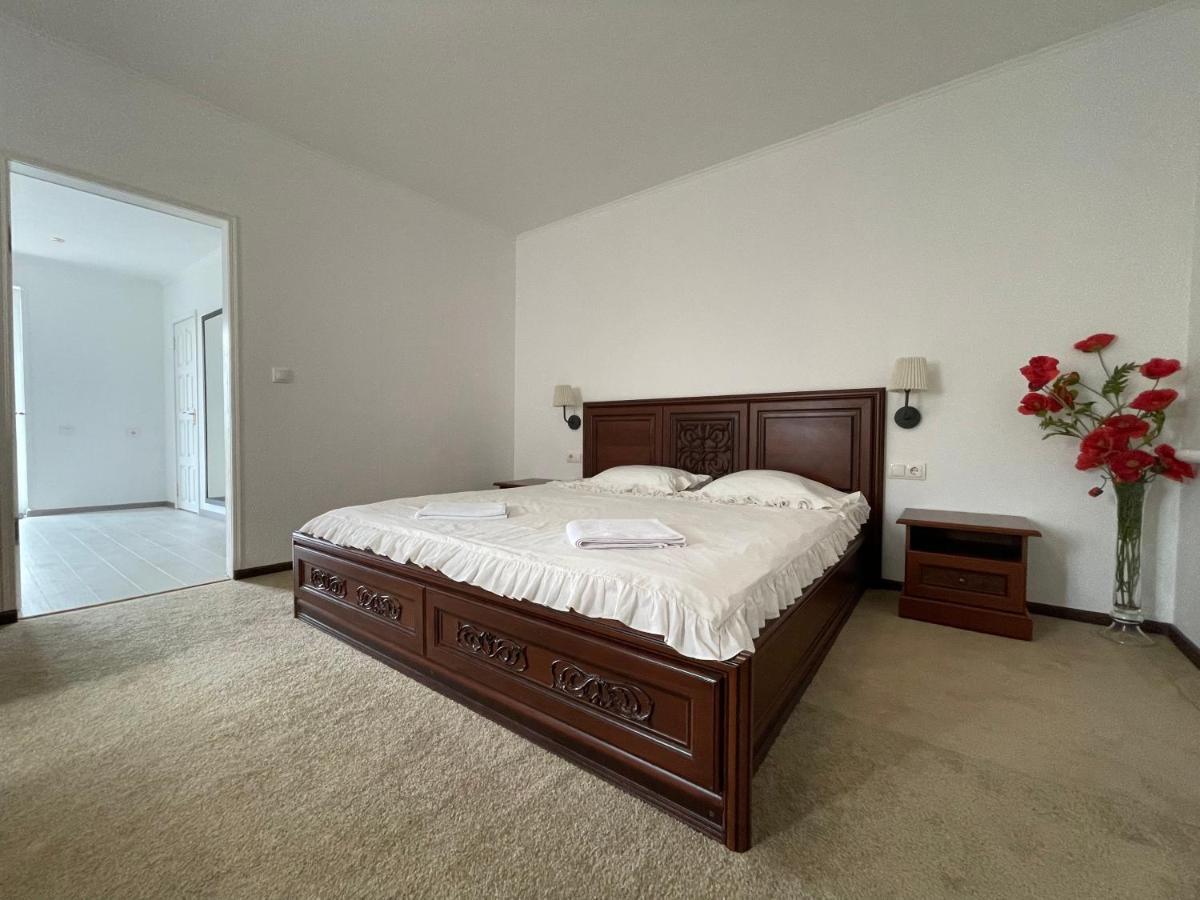 Apartments With Kitchen And Garden Kiev Dış mekan fotoğraf